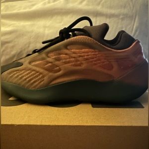 Adidas yezzy 700 v3 copper fade